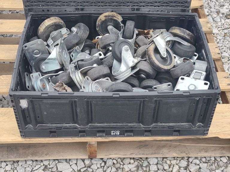 (R) Storage Tote of Swivel Casters