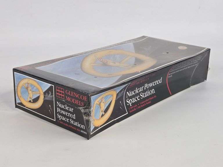 1/300 Scale Glencoe Models Nuclear Powered Space Station Model Kit - Sealed