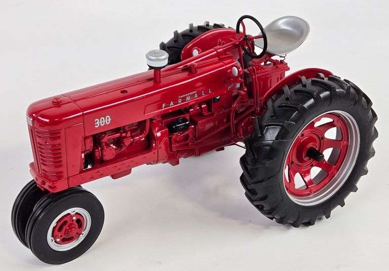 1/16 SpecCast / Ertl Farmall 300 Narrow Front Tractor