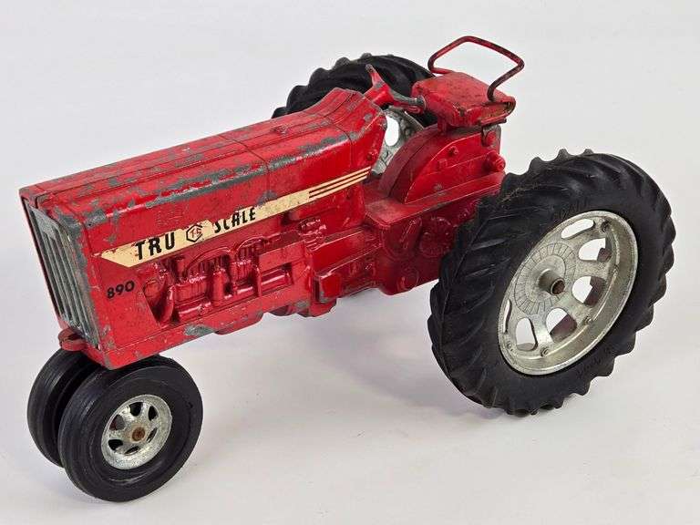 Vintage 1/16 Tru-Scale 890 Narrow Front Tractor
