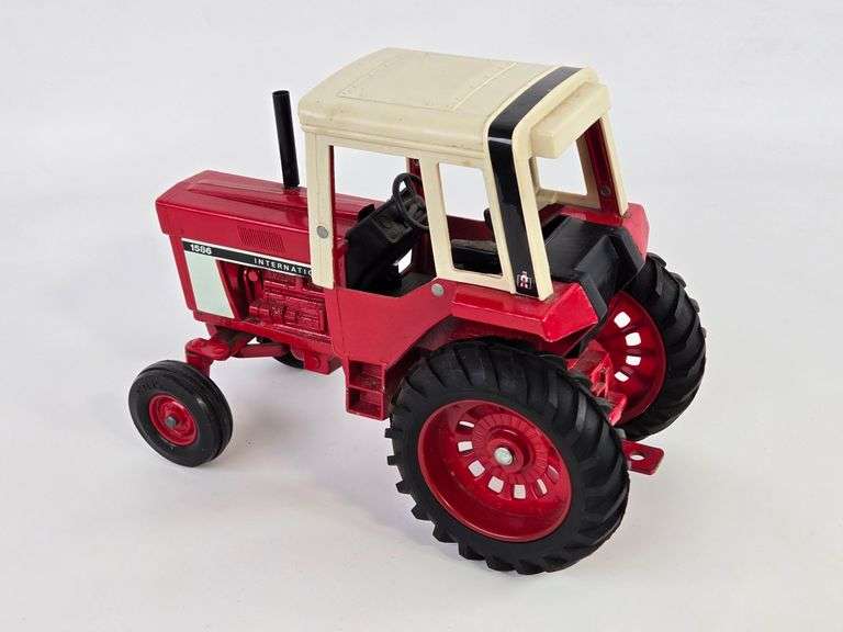 1/16 Ertl International 1586 Tractor w/ Cab