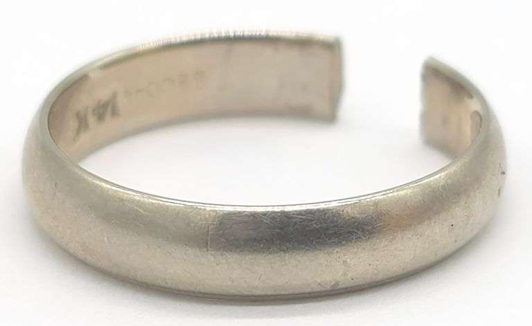 (JT) 14K Yellow Gold Band.