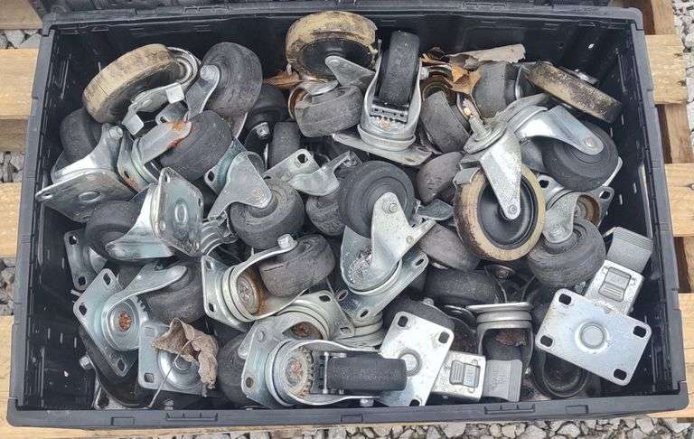 (R) Storage Tote of Swivel Casters