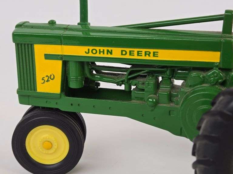 1/16 Ertl John Deere 520 Narrow Front Tractor