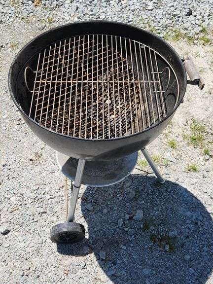 (G) 23" Weber Charcoal Grill