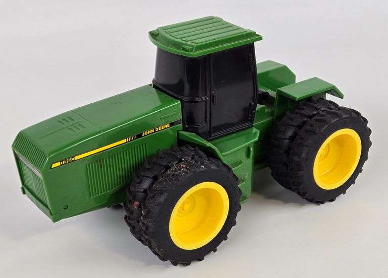 1/32 Ertl John Deere 8960 Tractor w/ 4wd