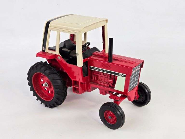 1/16 Ertl International 1586 Tractor w/ Cab