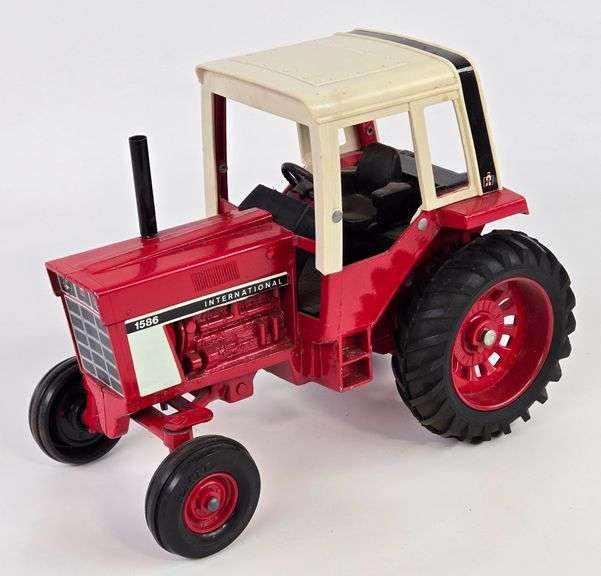 1/16 Ertl International 1586 Tractor w/ Cab