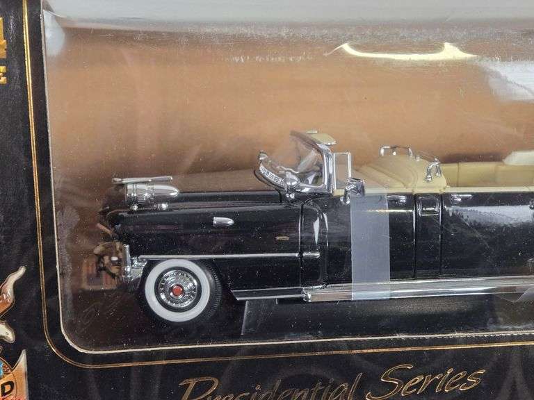 1/24 Scale Die-Cast 1956 Cadillac Presidential Parade Car