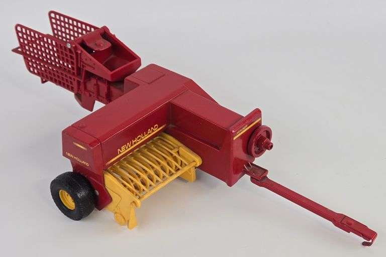 1/16 Ertl New Holland Small Square Baler