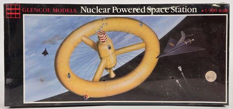 1/300 Scale Glencoe Models Nuclear Powered Space Station Model Kit - Sealed