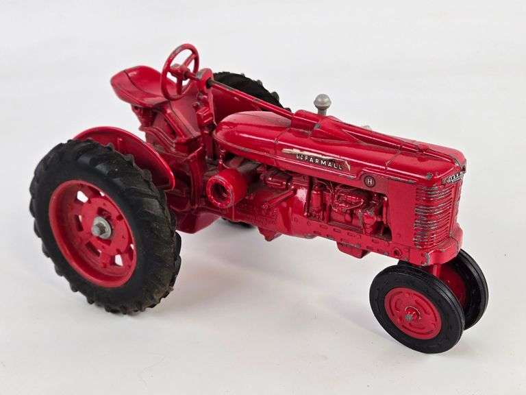 1/16 Ertl Farmall H Narrow Front Tractor