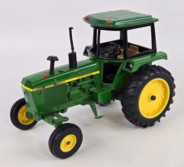 1/32 Ertl Allis-Chalmers Gleaner Combine w/ Grain Head