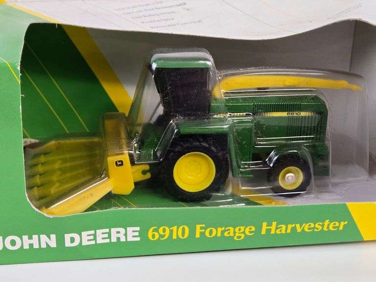 1/64 Ertl John Deere 6910 Self-Propelled Forage Harvester