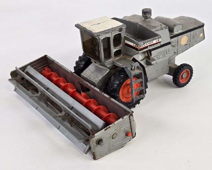 1/32 Ertl Allis-Chalmers Gleaner L2 Combine w/ Grain Head