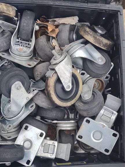(R) Storage Tote of Swivel Casters