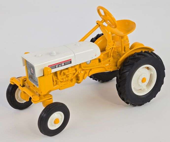 1/16 Ertl International Cub Utility Tractor