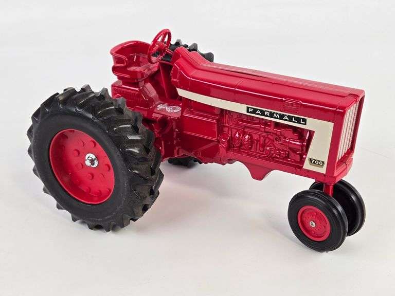 1/16 Ertl Farmall 706 Narrow Front Tractor