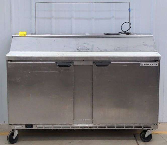 (D) Beverage Air Sandwich/Salad Prep Table with a Refrigerated Base