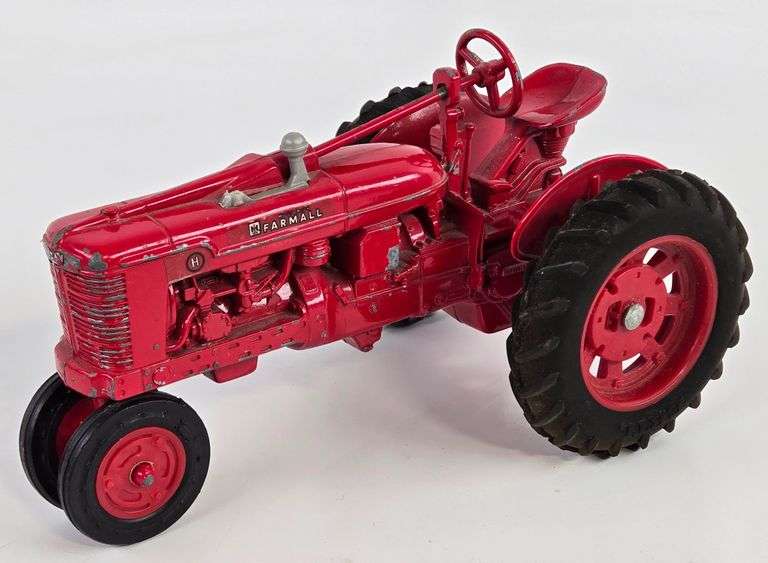 1/16 Ertl Farmall H Narrow Front Tractor