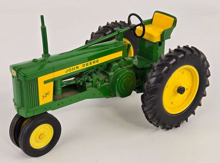 1/16 Ertl John Deere 520 Narrow Front Tractor