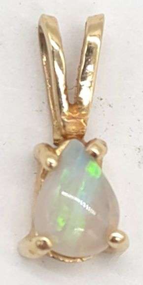 (U) 14K Yellow Gold Opal Pendant