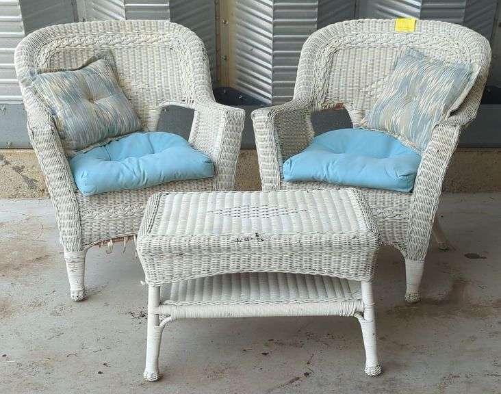 (P) Vtg Rattan Wicker Lounge Chairs & 2-Tiered Table (27"×18"×18")