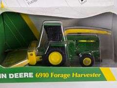 1/64 Ertl John Deere 6910 Self-Propelled Forage Harvester
