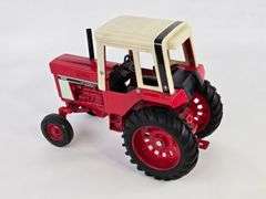 1/16 Ertl International 1586 Tractor w/ Cab