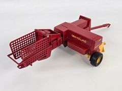 1/16 Ertl New Holland Small Square Baler