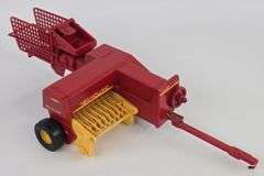 1/16 Ertl New Holland Small Square Baler