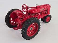 1/16 Ertl Farmall H Narrow Front Tractor
