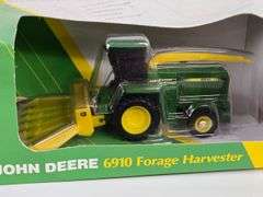 1/64 Ertl John Deere 6910 Self-Propelled Forage Harvester