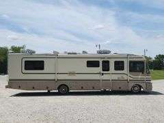 (AQ) 1996 GM Fleetwood Bounder RV