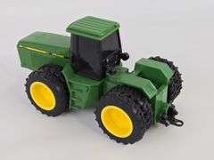 1/32 Ertl John Deere 8960 Tractor w/ 4wd