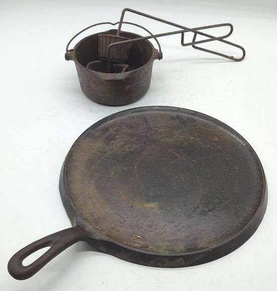 (DE) Cast Iron Griddle with cast iron accessories. Approx 10"