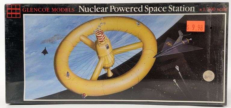 1/300 Scale Glencoe Nuclear Powered Space Station Model Kit - Sealed