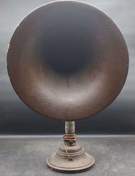 (DE)  Vintage Horn speaker for Phonograph Radio. Approx 23" tall.