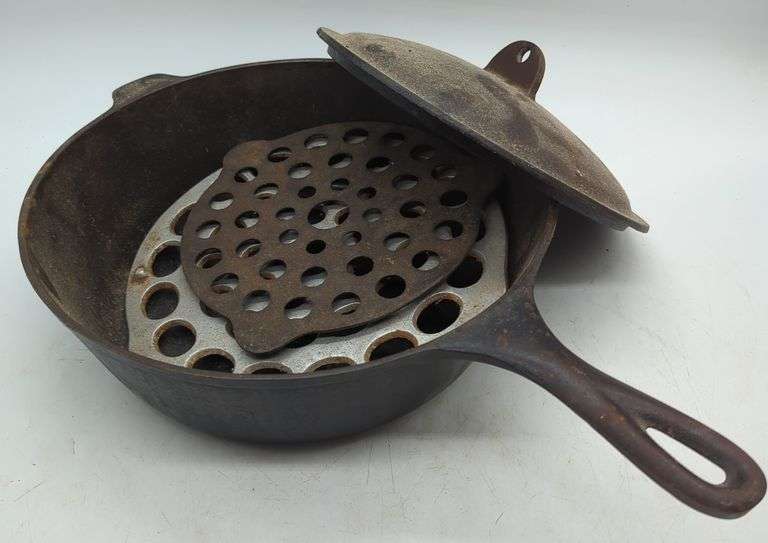 (DE) Cast Iron pan with lid and accessories.