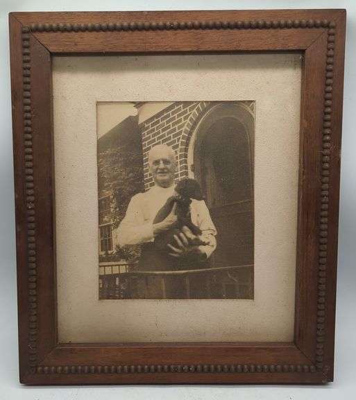 (DE) Vintage Black and white photo in wooden carved frame. Approx 15" x 17".