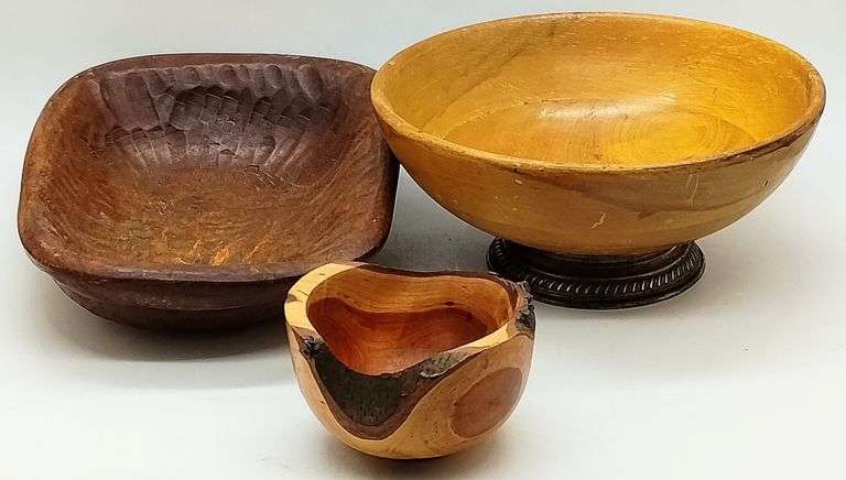 (DE) Wooden serving bowl (10" diameter), dough bowl (11"x80"), and a cup (3" tall).