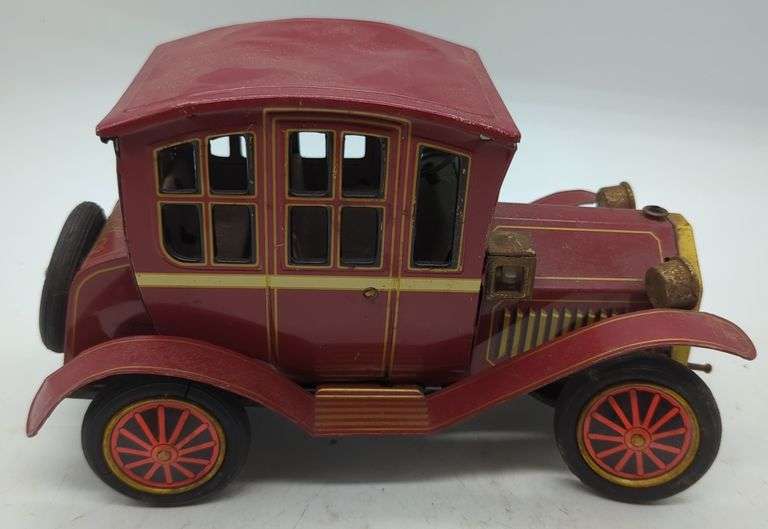 (DE) Vintage Tin  Battery operated car. Approx 6" x 9".