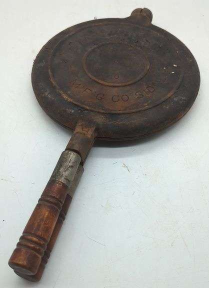 (DE) Vintage Cast Iron Waffle maker approx 8".