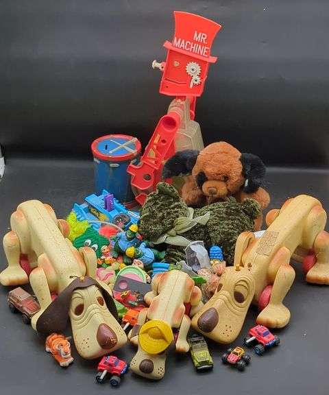(DE) Vintage Toys includes pull alongs, Pez and more. Approx 17" tallest.
