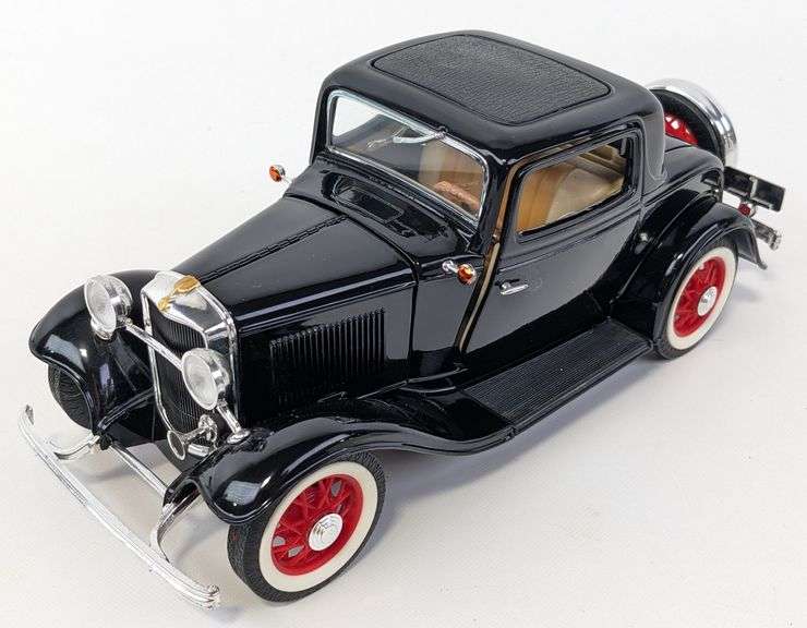 1/18 Die-Cast 1932 Ford 3-Window Coupe