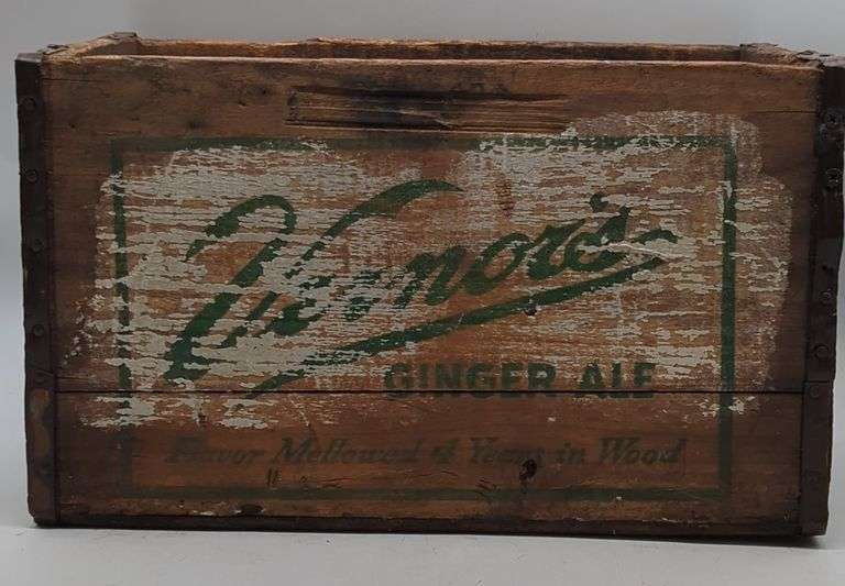 (DE) Vintage Vernors wooden case. Approx 16" x 10.5" x 9.5".
