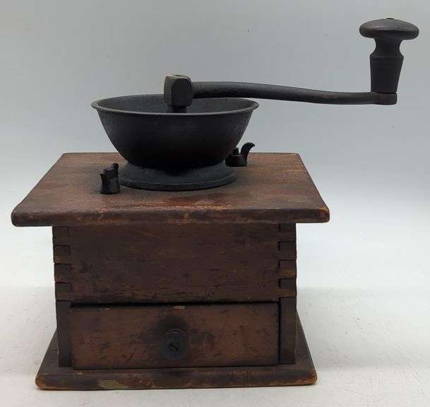 (DE) Vintage Wooden coffee grinder. Approx 9"