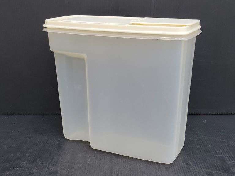 (Q) Rubbermaid Servin Saver, Republic Freezette Measuring Cup Pitcher & Kraft Velveeta Cheese Keeper Storage Containers