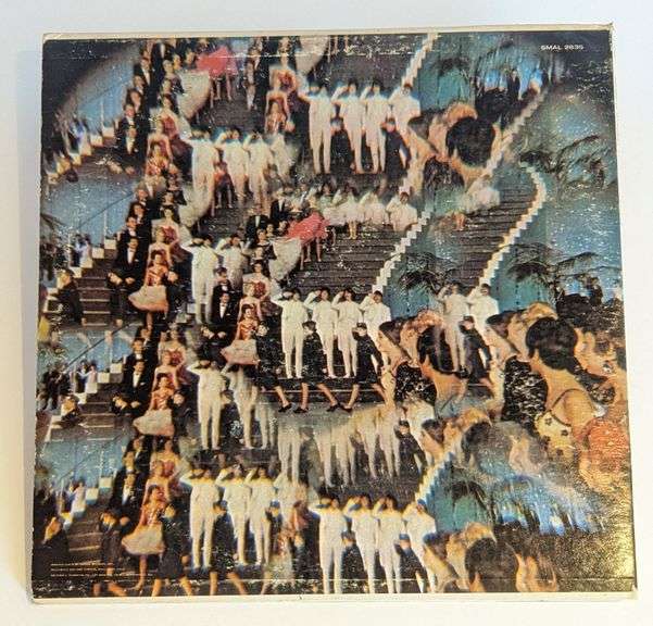 The Beatles – Magical Mystery Tour (1967, Capitol SMAL-2835, Stereo) Includes the iconic gatefold cover with attached 24-page full-color booklet.