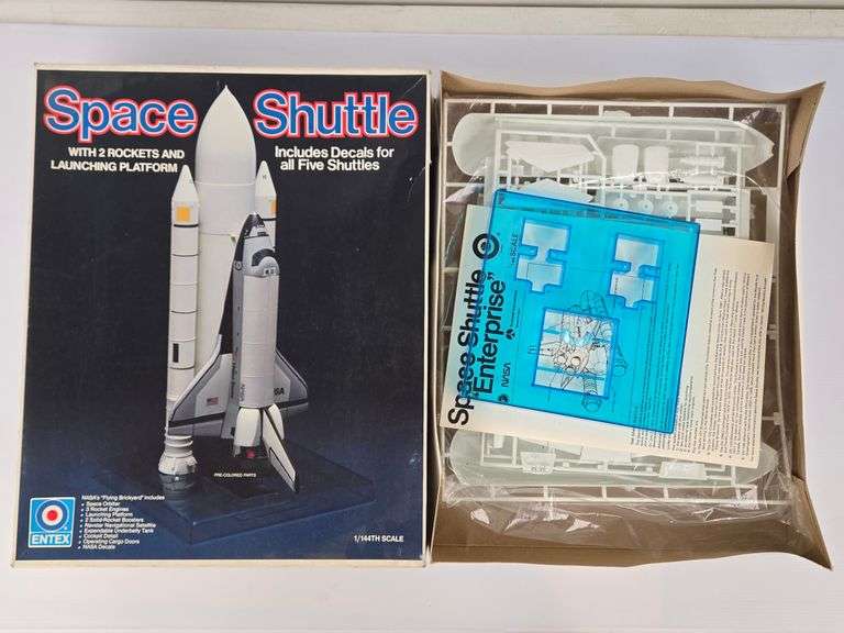 1/144 Scale Entex Space Shuttle w/ 2 Rockets & Launch Platform Model Kit
